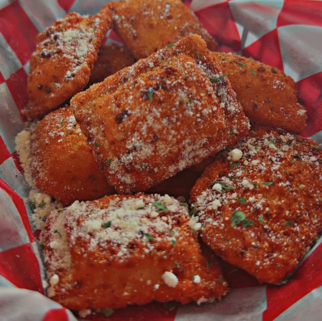 Fried Ravioli (6) w/ Marinara.